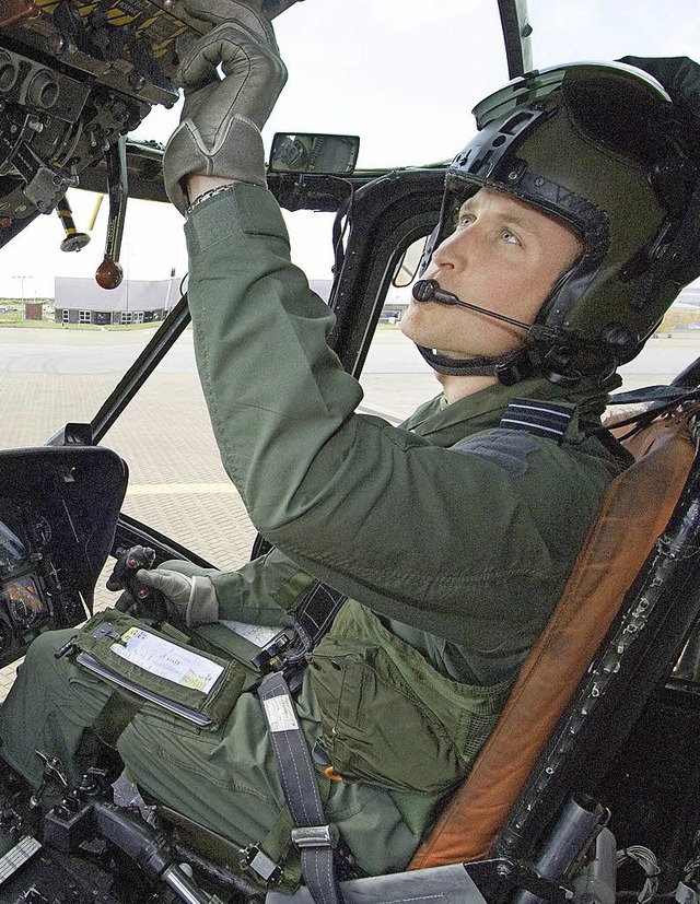 Prinz William in einem Helikopter  | Foto: DPA