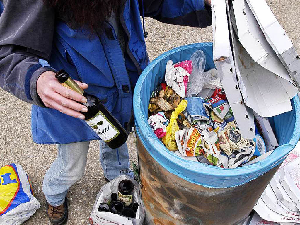 Warum Flaschensammler für wenig Geld im Müll wühlen ...