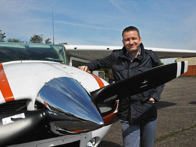 Pilot Frank Kasparek vor der Cessna, d...n durch  Hagelschlag minimieren soll.   | Foto: Archivfoto: seller
