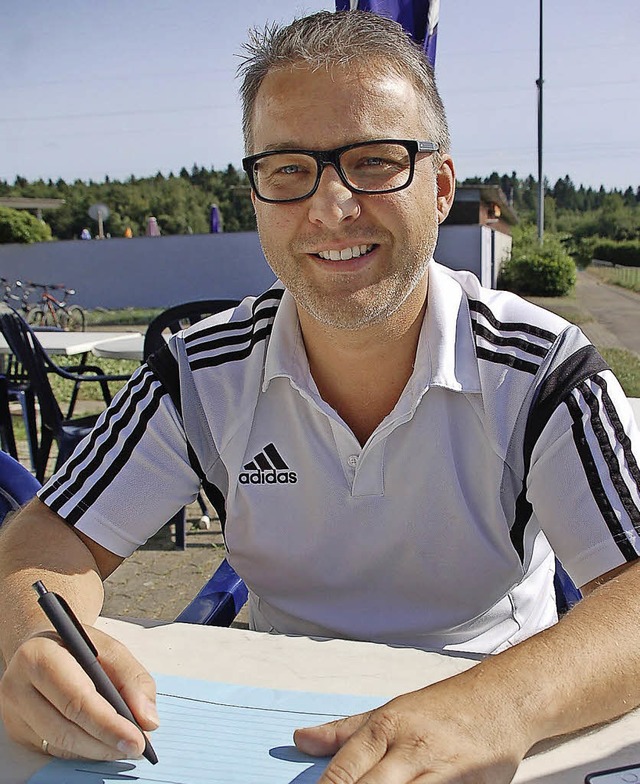 Der Vorsitzende Roger Kefer freut sich auf Fuball satt beim SV Schwrstadt.   | Foto: Hildegard Siebold