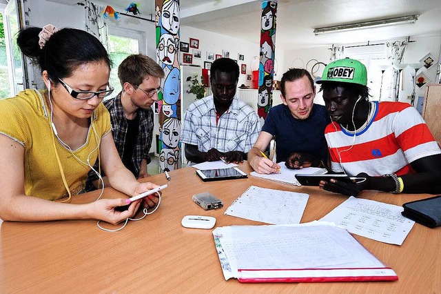 Lern-Session  im Flchtlingsheim an de...ngerer und Baboucarr Boye (von links).  | Foto: Thomas Kunz