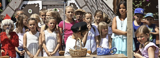 Der  Kinderchor mit Hnsel (Luis Biehler) und Gretel (Chiara Grtner).  | Foto: Christiane Franz