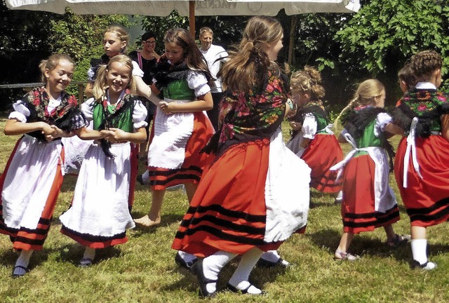 Sichtlich Freude am Trachtentanz: die ...es Musikvereins beim Pfarrgartenfest.   | Foto: dieter fink