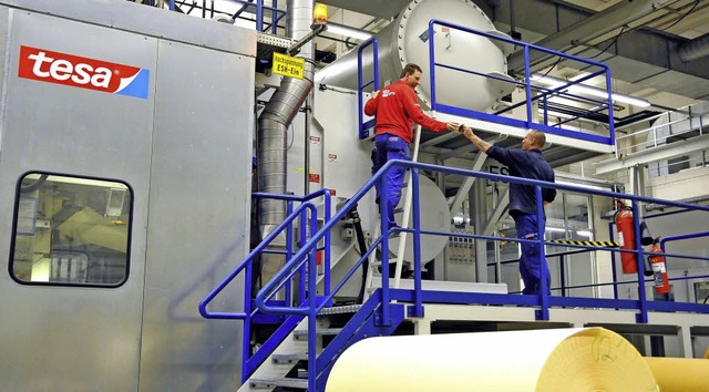 Im Tesa-Werk Offenburg werden zwei Kle...g innovative Produkte  herzustellen.    | Foto: tesa