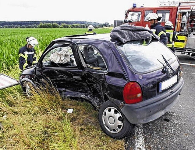 Schwerer Unfall am Allmendshofener Zub... hat einem Golf die Vorfahrt genommen.  | Foto: Markus Horn