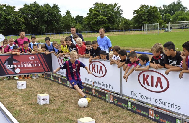 Nikita vom DJK Offenburg auf Rekordjagd im Dribbling-Parcours   | Foto: Cornelia Weizenecker