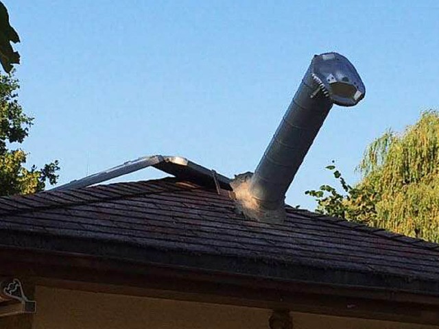 Das beschdigte Lftungsrohr auf dem Imbissdach.   | Foto: Privat