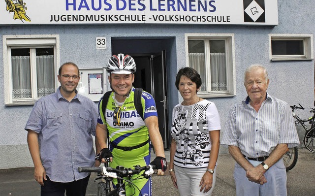 Der Vorsitzende der Volkshochschulregi...a Uhrig und Leiter Winfried Schidlo.    | Foto: Susanne Kanele