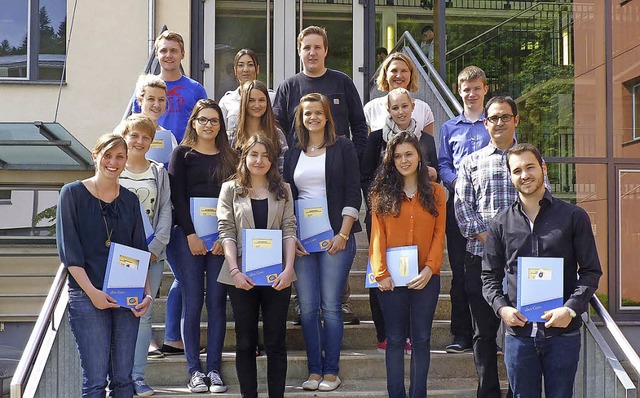 Die erfolgreichen Absolventen der Beru...ehrerin Manuela Beck (hinten rechts).   | Foto: Berufliches Schulzentrum