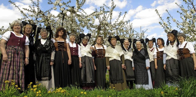 Die Landfrauen Schliengen wollen sich ...und Markgrfler Tracht reprsentieren.  | Foto: Jutta Schtz