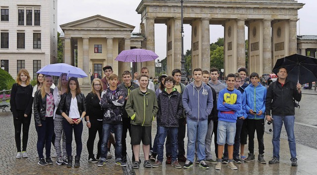 Die Neuntklssler der Schlchttal-Schu...erlin, hier vor dem Brandenburger Tor.  | Foto: Privat