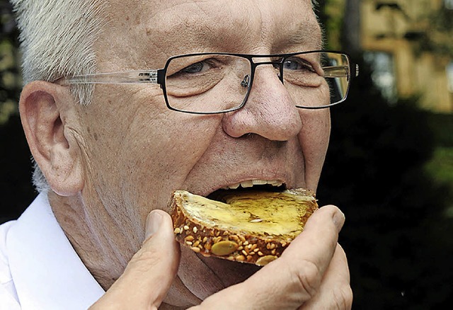 Kretschmann beim trockenen Honigbrotessen   | Foto: dpa