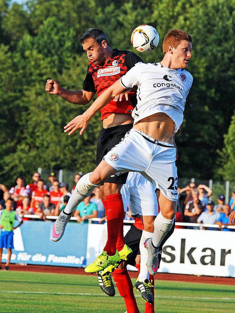 SC Freiburg spielt im Testspiel in Friedrichshafen 0:0 gegen den FC St. Pauli.