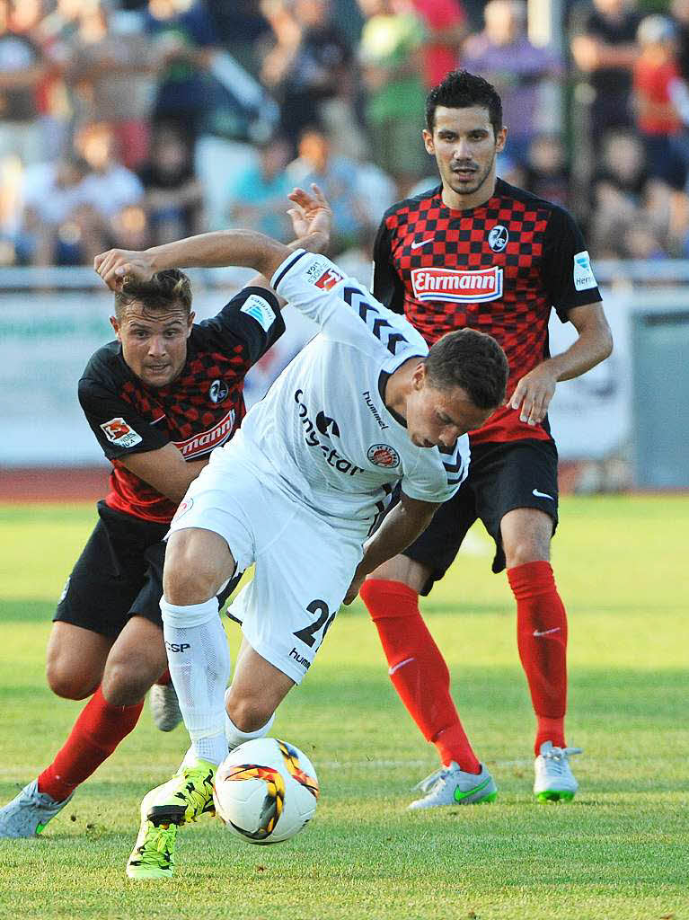 SC Freiburg spielt im Testspiel in Friedrichshafen 0:0 gegen den FC St. Pauli.