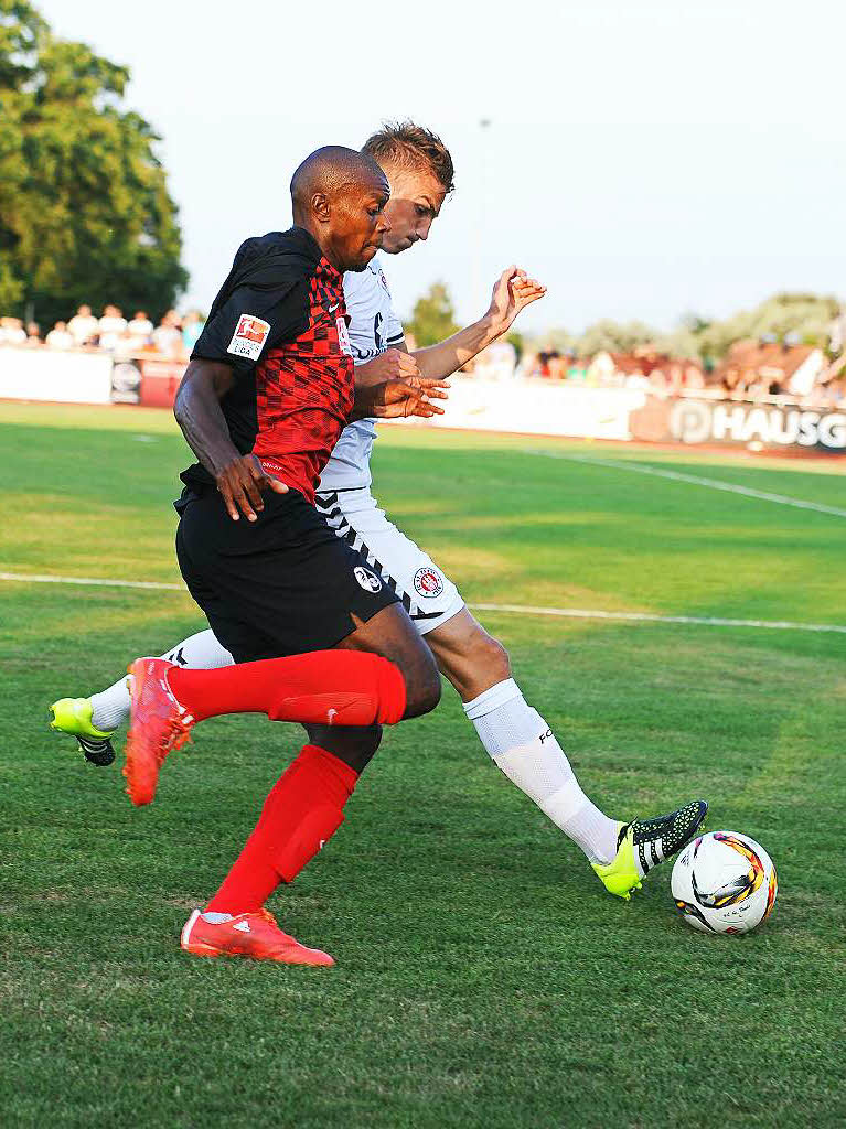 SC Freiburg spielt im Testspiel in Friedrichshafen 0:0 gegen den FC St. Pauli.