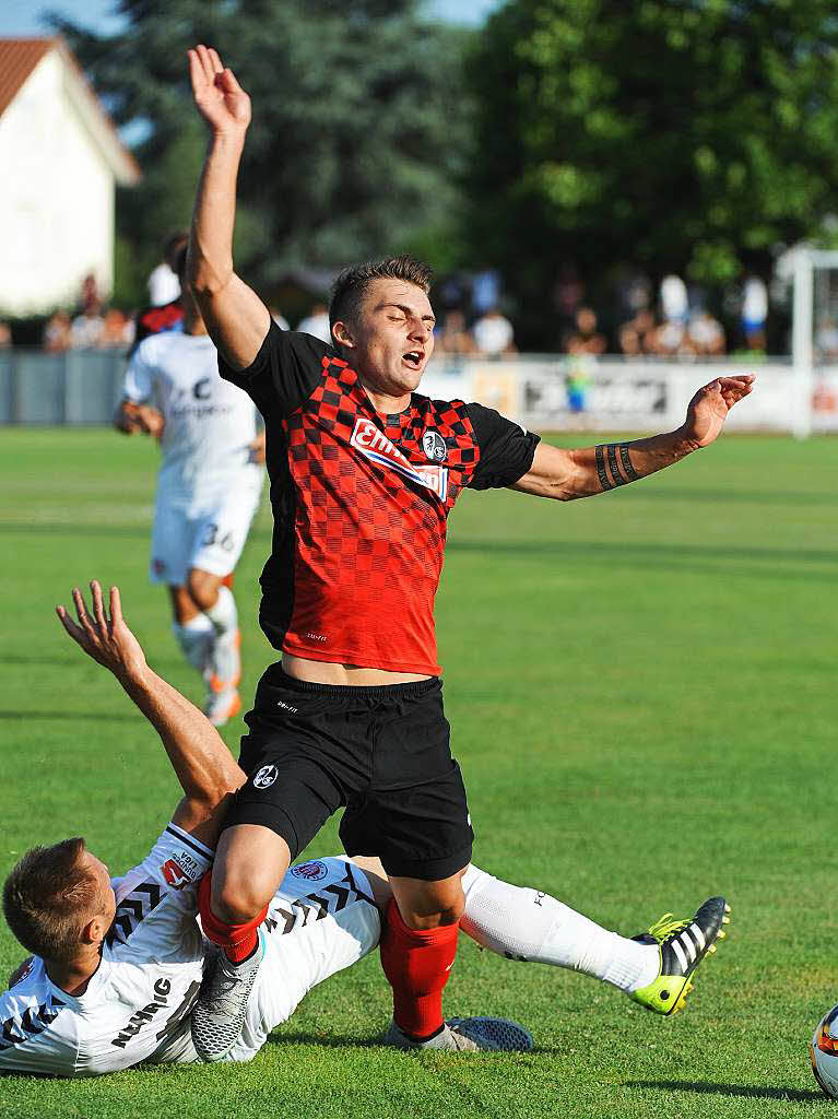 SC Freiburg spielt im Testspiel in Friedrichshafen 0:0 gegen den FC St. Pauli.