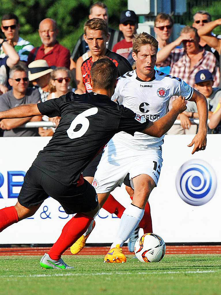 SC Freiburg spielt im Testspiel in Friedrichshafen 0:0 gegen den FC St. Pauli.