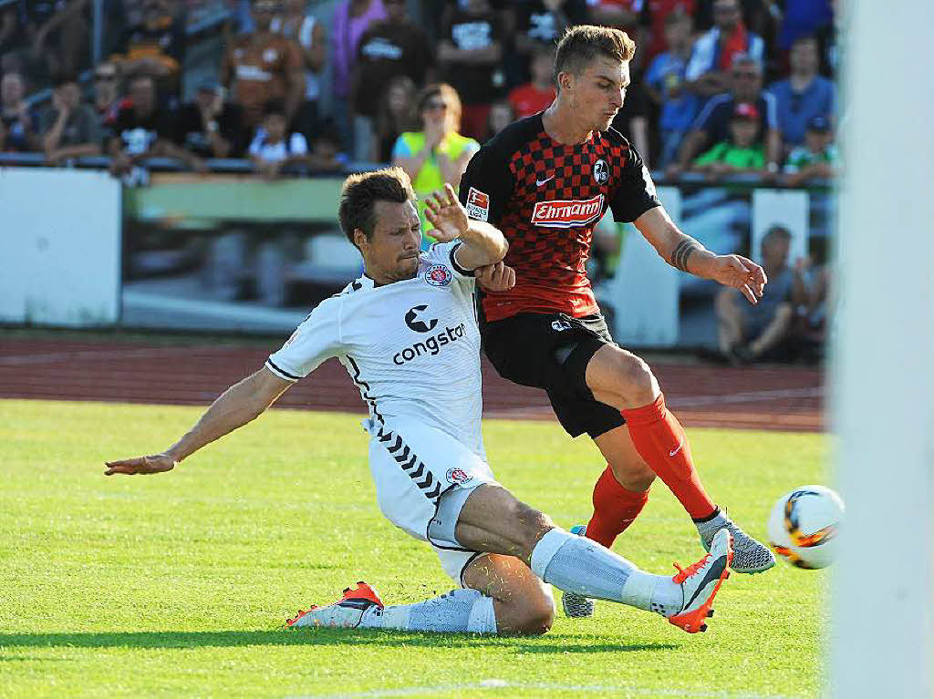 SC Freiburg spielt im Testspiel in Friedrichshafen 0:0 gegen den FC St. Pauli.