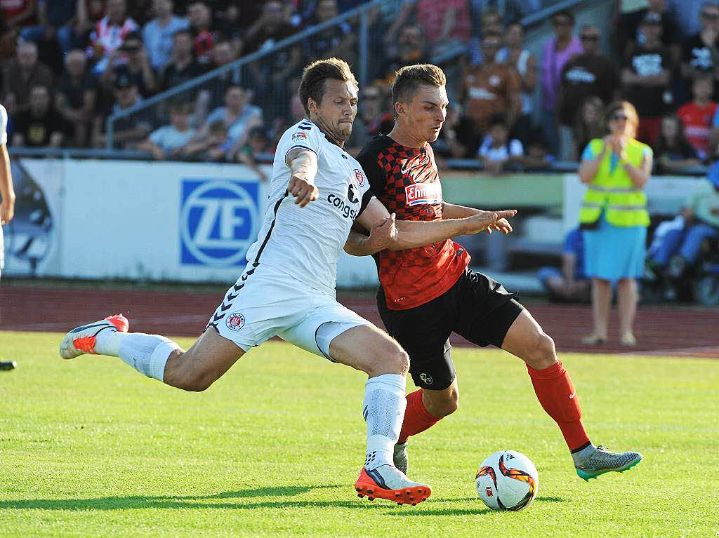 SC Freiburg spielt im Testspiel in Friedrichshafen 0:0 gegen den FC St. Pauli.