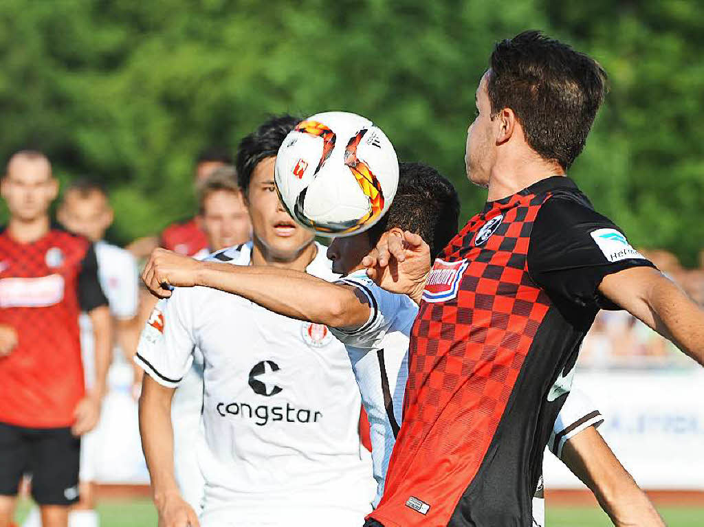 SC Freiburg spielt im Testspiel in Friedrichshafen 0:0 gegen den FC St. Pauli.