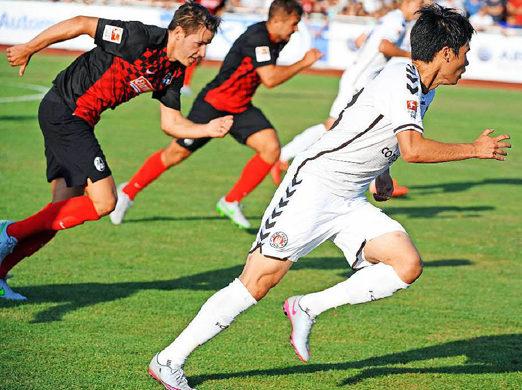 SC Freiburg spielt im Testspiel in Friedrichshafen 0:0 gegen den FC St. Pauli.