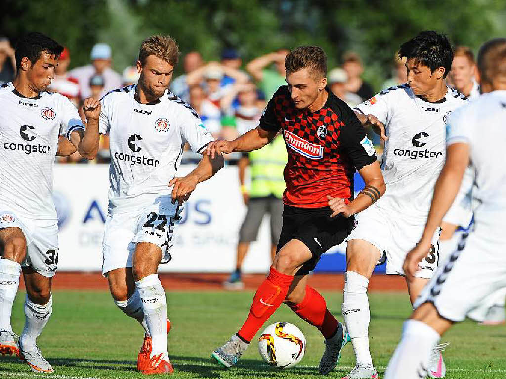 SC Freiburg spielt im Testspiel in Friedrichshafen 0:0 gegen den FC St. Pauli.