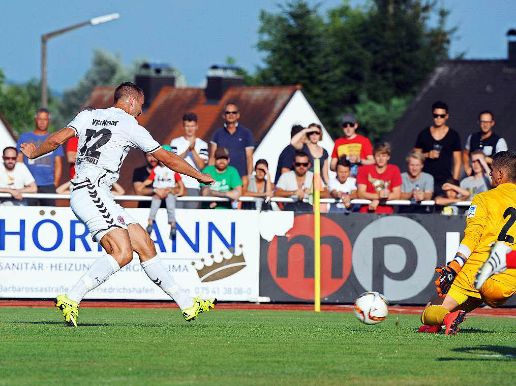 SC Freiburg spielt im Testspiel in Friedrichshafen 0:0 gegen den FC St. Pauli.