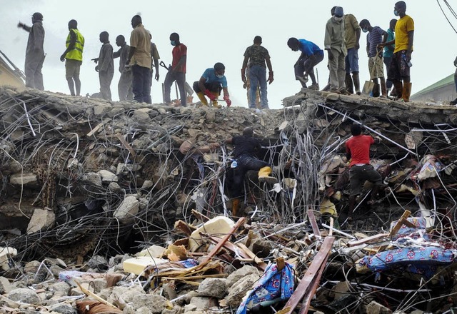 Helfer hatten es schwer,  nach berlebenden zu suchen.   | Foto: dpa