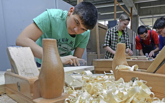 Damit sich auch weiterhin Schreinerges... ist eine fundierte Ausbildung ntig.   | Foto: Henrik Schmidt, dpa