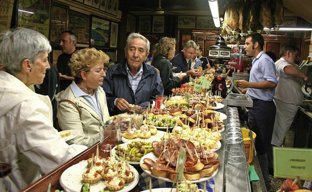 Guten Appetit: Sogenannte Pinchos steh...neipe in San Sebastian auf dem Tresen.  | Foto: Stephan Brnjes