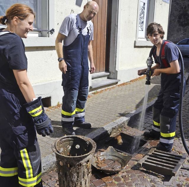 Auch wenn es nur ein Feuer in einem Ab...rigen der Feuerwehr mssen ausrcken.  | Foto: Axel Kremp