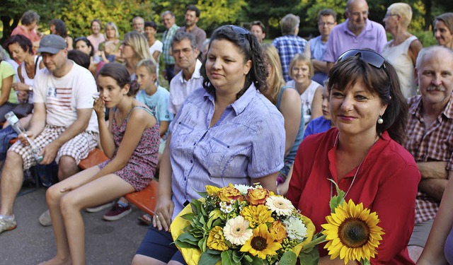 Blumen fr die Rektorin: Abschied von ...e Sander whrend des Open-Air-Konzerts  | Foto: Ingeborg Grziwa