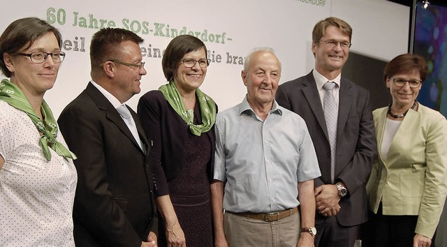 Eine Ehrenurkunde bekam Josef Theo Bit...er Kirchberg und  OB  Edith Schreiner   | Foto: barbara puppe