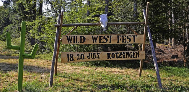 Mit selbstgefertigten Schildern wirbt ...ild-West-Fest am kommenden Wochenende.  | Foto: zvg