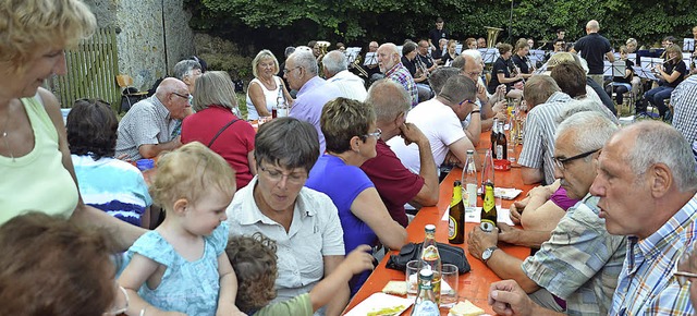 In lauschiger Atmosphre genossen die ...terhaltsamer Blasmusik im Pfarrgarten.  | Foto: Marco Schopferer