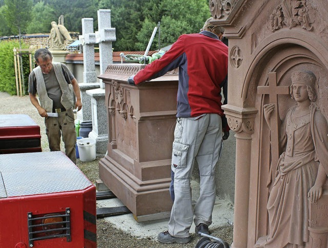 Der Grabstein der Familie Tritscheller...neuen Standort an der Friedhofsmauer.   | Foto: Dennis Wipf
