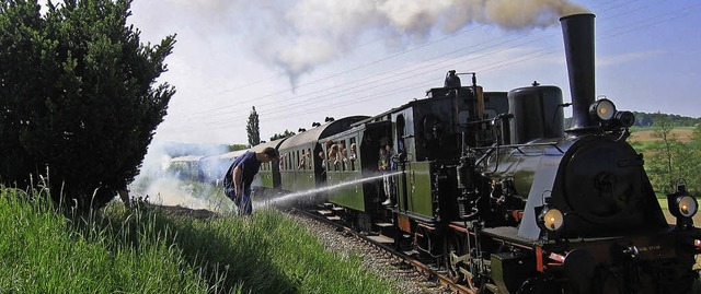 Bisweilen lscht das &#8222;Chanderli&...uerwehrleute aus Kandern und Wollbach.  | Foto: Markus Maier