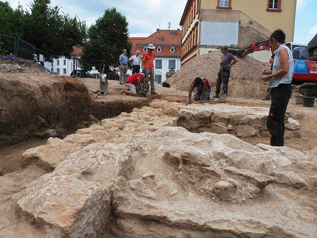 Bei den Grabungen unterm zuknftigen G...r Kirchenburg aus dem 13. Jahrhundert.  | Foto: Michael haberer