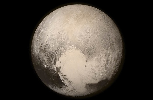 Noch im Anflug machte die Sonde dieses herzige Foto von Pluto.   | Foto: dpa