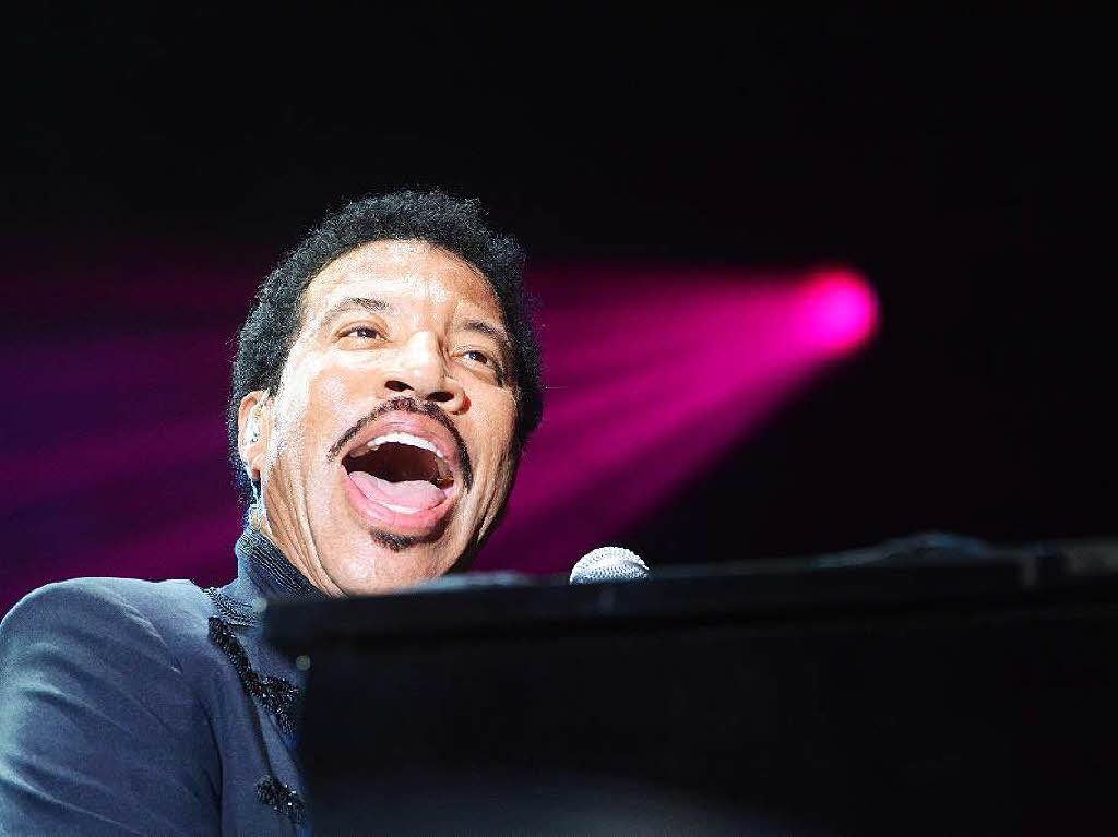 Unbeschwerte Sommerparty mit Lionel Richie beim Stimmen-Festival in Lrrach.