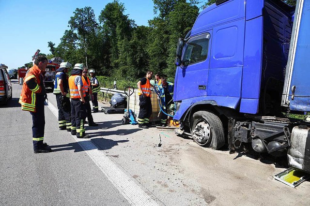 Hoher Schaden entstand bei dem Unfall auf der Autobahn.  | Foto: Christoph Breithaupt