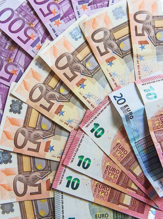 Euro statt Franken gibt es fr die Gre... eines Schweizer Unternehmens knftig.  | Foto: dpa