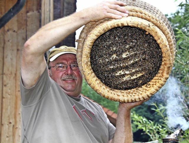 Der Imker und Vereinsvorsitzende Josef...b, in dem zirka 25000 Bienen brummen.   | Foto: Horst Dauenhauer