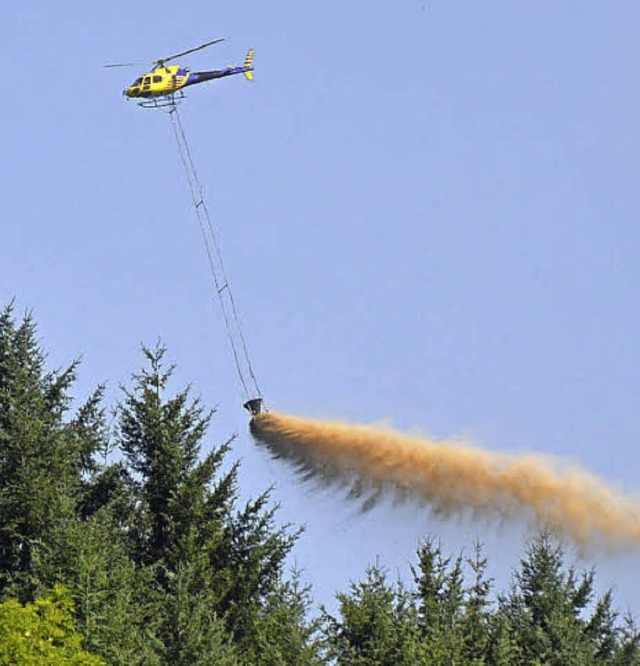 Ein Helikopter bringt Kalk und Magnesium ber dem Wald im Fhrental aus.  | Foto: Max Schuler