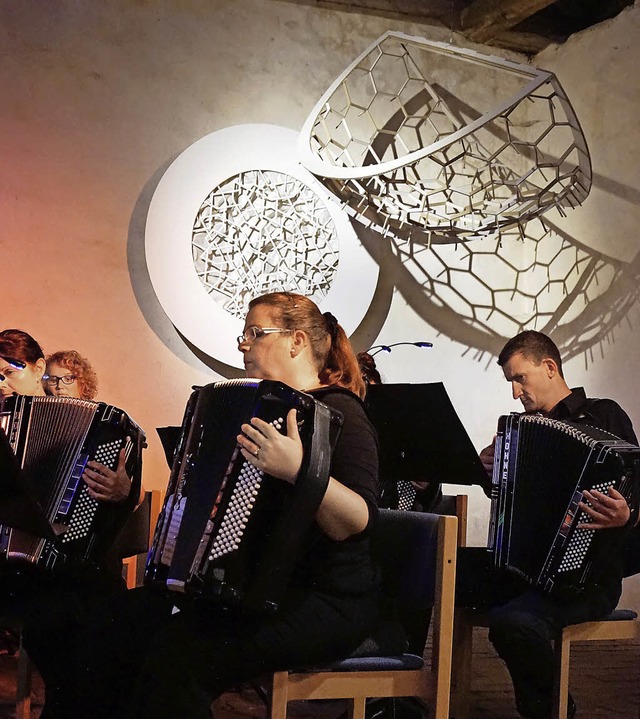 Mitten unter den Objekten der Kunstaus...aben die Akkordeonmusiker ihr Konzert.  | Foto: Julius Steckmeister