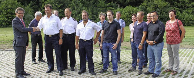 Gute Laune bei Verwaltung, Feuerwehr, ...er Leitung der Buchenbacher Feuerwehr.  | Foto: Erich Krieger