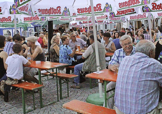 Gemtlichkeit ist beim Zeller Stdtlif...sich auch die ehemaligen Zeller gerne   | Foto: Anja Bertsch