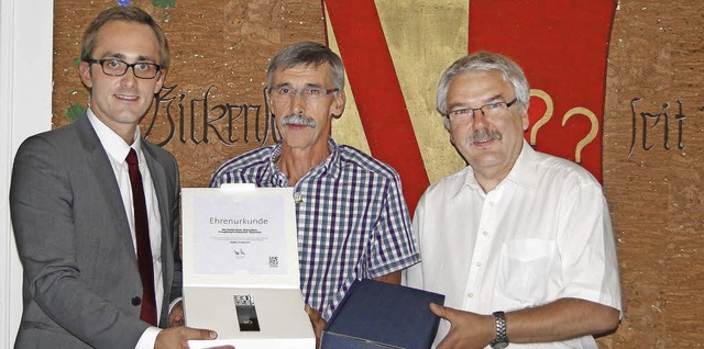 Rudolf Johner (Mitte) ist seit zehn Ja...her Gottfried Wetter ehrten ihn dafr.  | Foto: Elisabeth Saller