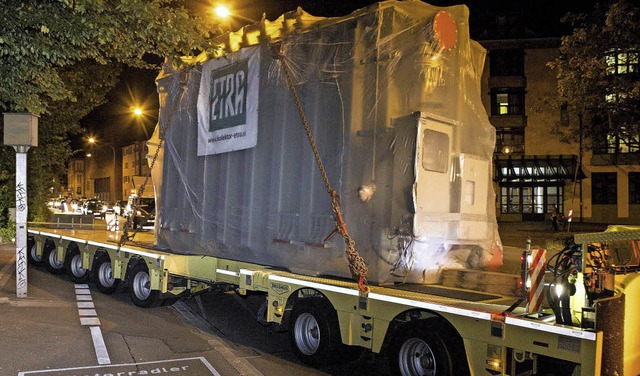 Ein nchtlicher Spezialtransport bring...fo zum Umspannwerk am Schlossbergring.  | Foto: Badenova