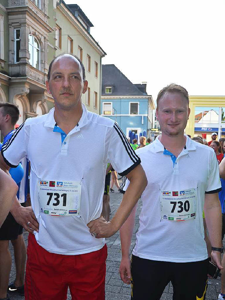 Gespanntes Warten auf den Start: die BZ-Redakteure Michael Krug und Felix Held (von links).